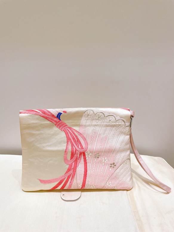 着物クラッチバッグ　タブレットケース　ピンク　白　蝶　組紐　ポケット付き　シルクの美しい光沢　着物リメイク　帯　 2枚目の画像