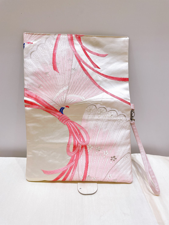 着物クラッチバッグ　タブレットケース　ピンク　白　蝶　組紐　ポケット付き　シルクの美しい光沢　着物リメイク　帯　 5枚目の画像