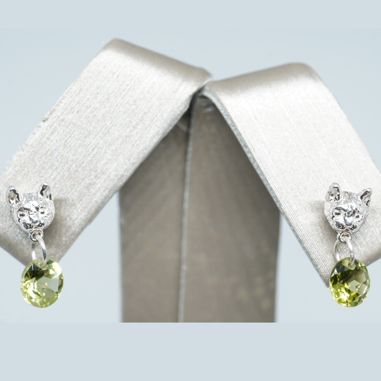 ペリドットを咥えている猫のペアピアス