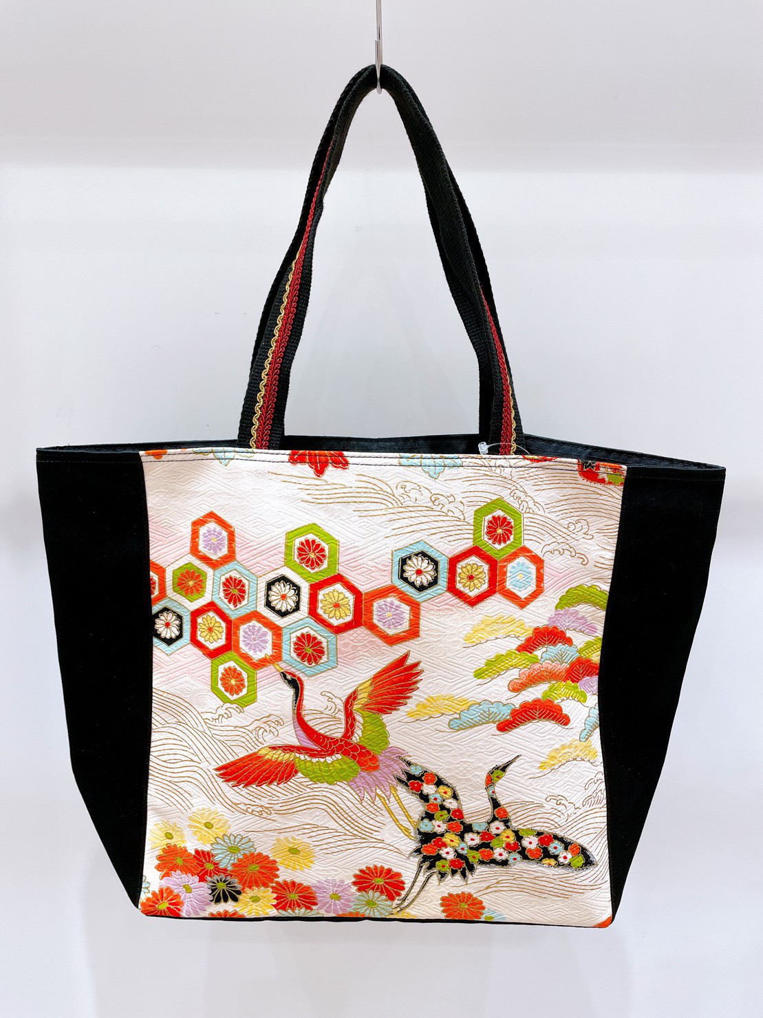 着物トートバックＬ　白　鶴　亀甲　菊　松　ポケット付き　シルクの美しい光沢　着物リメイク　帯　アップサイクル