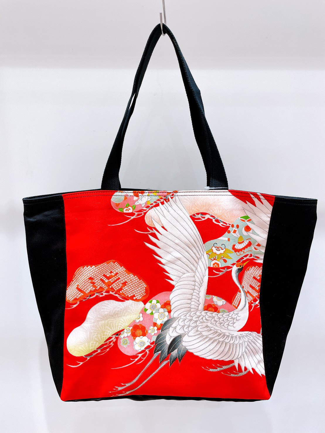 着物トートバックL　赤　朱色　鶴　七五三　松　ポケット付き　シルクの美しい光沢　着物リメイク　帯　アップサイクル