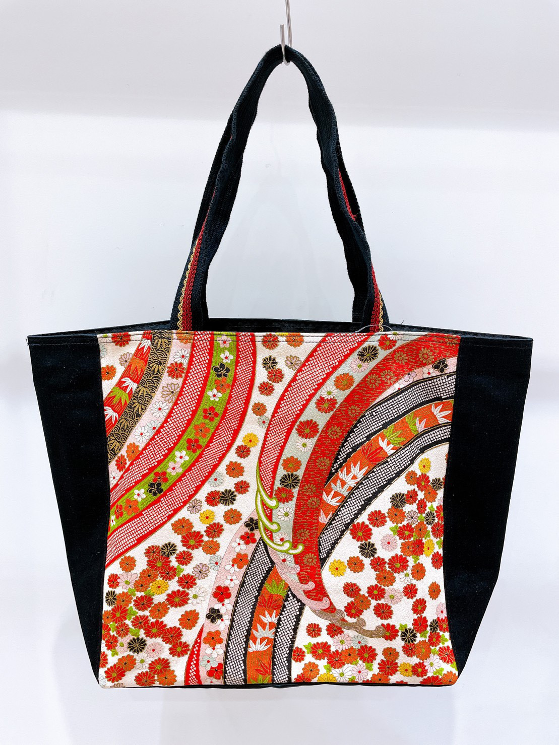着物トートバックL　黒　赤　波　菊　笹　梅　ポケット付き　シルクの美しい光沢　着物リメイク　帯　アップサイクル