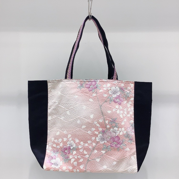 着物トートバックL　黒　ピンク　桜　ポケット付き　シルクの美しい光沢　着物リメイク　帯　アップサイクル