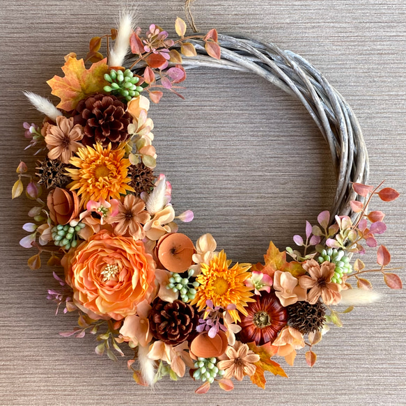 再販・３６cm【ハロウィンにも】お花たっぷりのオータムリース　三日月 オレンジ／受注制作 1枚目の画像