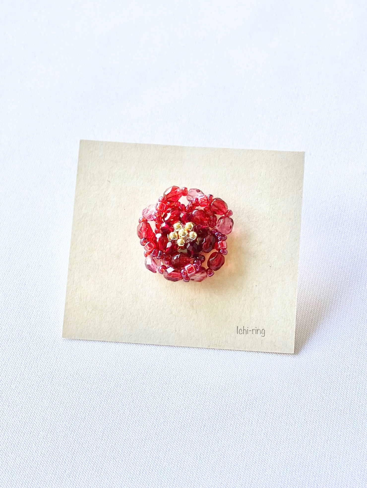 う*ん様 花のブローチ 山茶花（さざんか）のビーズブローチ 〜姫椿〜Camellia sasanqua