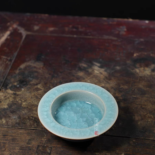 青白磁 龍絵皿 木箱入り陶器の皿。 青白磁 龍絵皿 木箱入り陶器の皿。 青白磁 龍絵皿 木箱入り陶器
