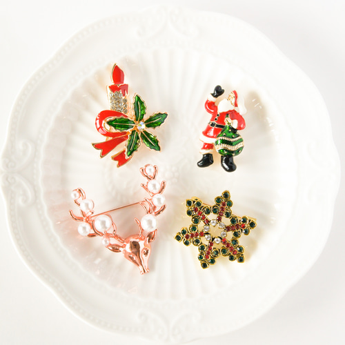 クリスマス〜プレゼントを配るサンタさんのブローチ』 ブローチ yokuri