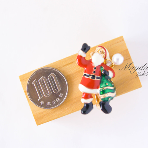 クリスマス〜プレゼントを配るサンタさんのブローチ』 ブローチ yokuri