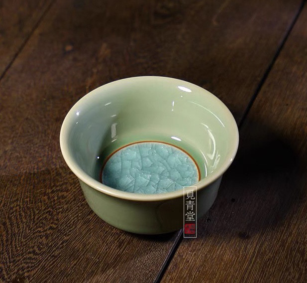 湖藍氷心玉肌小鉢【共箱】茶器　湯呑み　ぐい呑み青磁氷裂貫入 贈り物　作家の器　コレクション