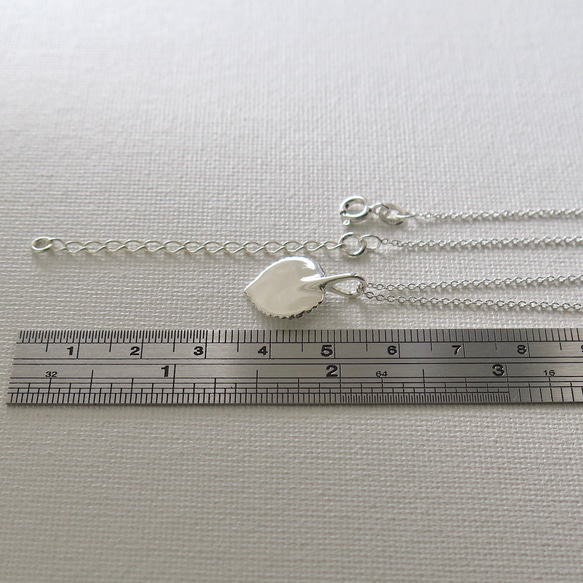 [純銀製] カツラの小さな葉のペンダント, シルバーチェーン40/45cm＋5cm, 1点物 7枚目の画像