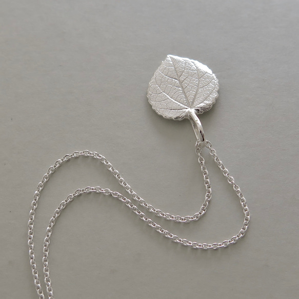 [純銀製] カツラの小さな葉のペンダント, シルバーチェーン40/45cm＋5cm, 1点物 6枚目の画像