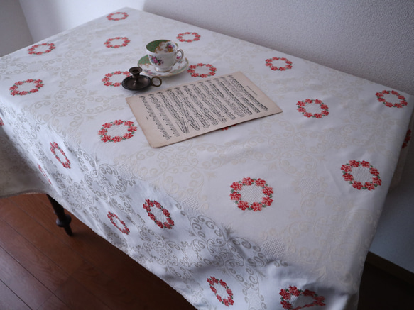 ドイツの手仕事/ダマスク織の生地にコーラルピンクのお花のリング 手刺繍 大判テーブルクロス (ヴィンテージ) 1枚目の画像