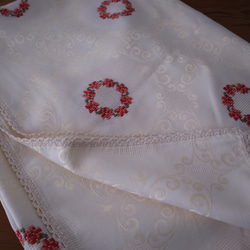 ドイツの手仕事/ダマスク織の生地にコーラルピンクのお花のリング 手刺繍 大判テーブルクロス (ヴィンテージ) 16枚目の画像