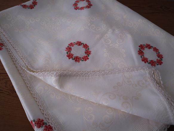 ドイツの手仕事/ダマスク織の生地にコーラルピンクのお花のリング 手刺繍 大判テーブルクロス (ヴィンテージ) 16枚目の画像