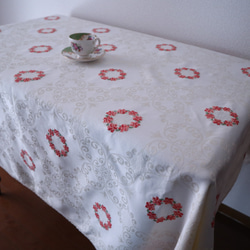 ドイツの手仕事/ダマスク織の生地にコーラルピンクのお花のリング 手刺繍 大判テーブルクロス (ヴィンテージ) 7枚目の画像