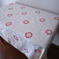 ドイツの手仕事/ダマスク織の生地にコーラルピンクのお花のリング 手刺繍 大判テーブルクロス (ヴィンテージ) 2枚目の画像
