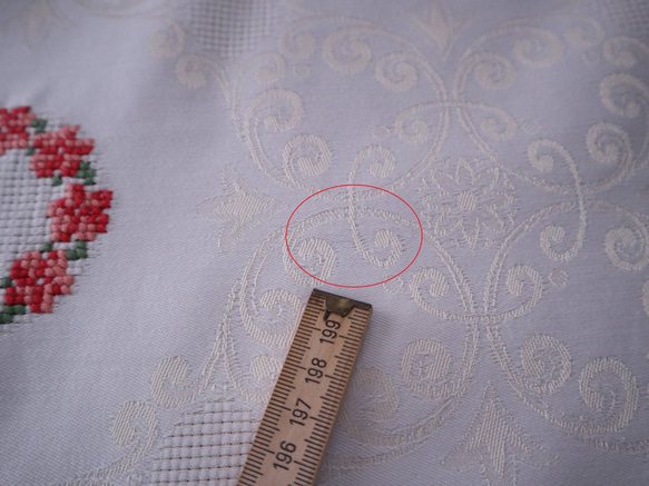 ドイツの手仕事/ダマスク織の生地にコーラルピンクのお花のリング 手刺繍 大判テーブルクロス (ヴィンテージ) 18枚目の画像