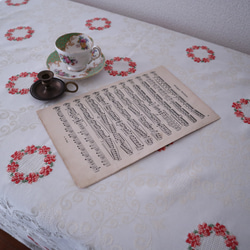 ドイツの手仕事/ダマスク織の生地にコーラルピンクのお花のリング 手刺繍 大判テーブルクロス (ヴィンテージ) 8枚目の画像