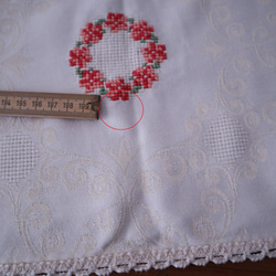 ドイツの手仕事/ダマスク織の生地にコーラルピンクのお花のリング 手刺繍 大判テーブルクロス (ヴィンテージ) 17枚目の画像