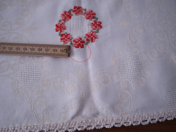 ドイツの手仕事/ダマスク織の生地にコーラルピンクのお花のリング 手刺繍 大判テーブルクロス (ヴィンテージ) 17枚目の画像