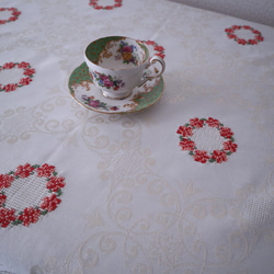 ドイツの手仕事/ダマスク織の生地にコーラルピンクのお花のリング 手刺繍 大判テーブルクロス (ヴィンテージ) 6枚目の画像
