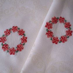 ドイツの手仕事/ダマスク織の生地にコーラルピンクのお花のリング 手刺繍 大判テーブルクロス (ヴィンテージ) 13枚目の画像