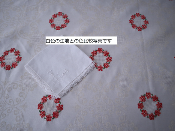 ドイツの手仕事/ダマスク織の生地にコーラルピンクのお花のリング 手刺繍 大判テーブルクロス (ヴィンテージ) 15枚目の画像