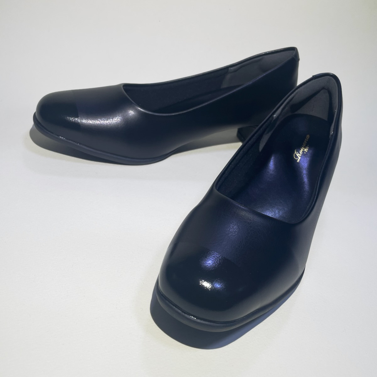 「幅広3E・撥水加工」バイカラー合皮フォーマルパンプス(Wブラック)4cmヒール / 22.0cm〜25.0cm