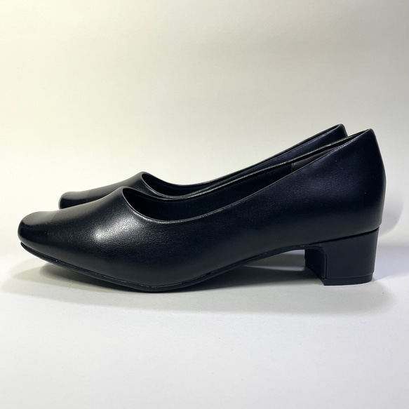 “Wide 3E / water repellent”雙色合成革粗跟淺口鞋（W 黑色） 4cm 鞋跟 / 22.0cm〜26.0 第2張的照片