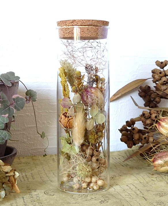 【ドライフラワー】ガラスボトルにあしらった花々 ‘’ 秋の気配 ‘’ 2枚目の画像