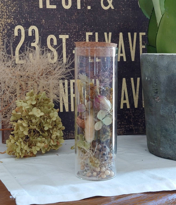 【ドライフラワー】ガラスボトルにあしらった花々 ‘’ 秋の気配 ‘’ 5枚目の画像