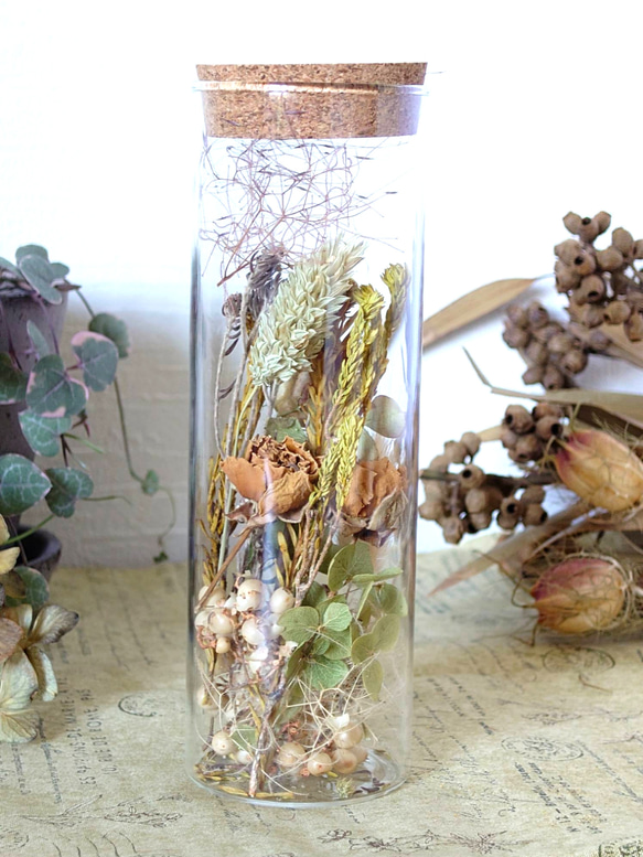 【ドライフラワー】ガラスボトルにあしらった花々 ‘’ 秋の気配 ‘’ 3枚目の画像