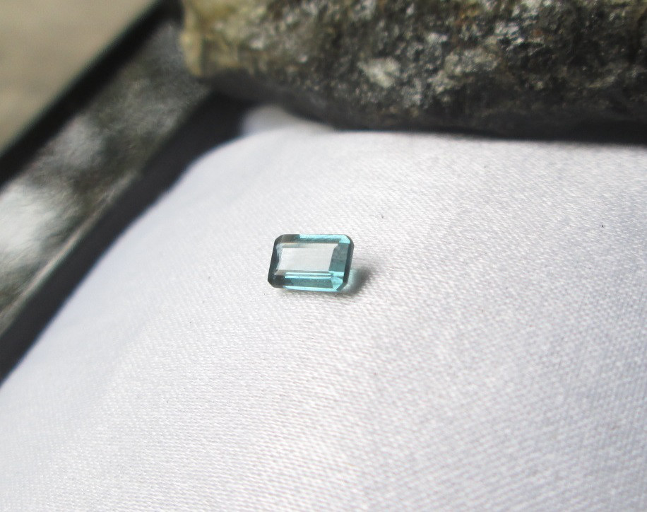 N.00310 クリスタルクリアなインディゴライトトルマリン・ルース 上質なインディゴライト キャンペーン価格で提供中