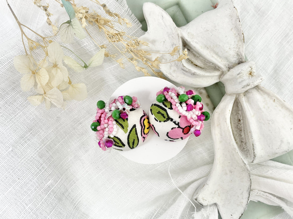 ビーズピアス　ビーズ刺繍　ピアス　ステンレス　くるみボタン　大人かわいいアクセサリー　ママコーディネート 5枚目の画像
