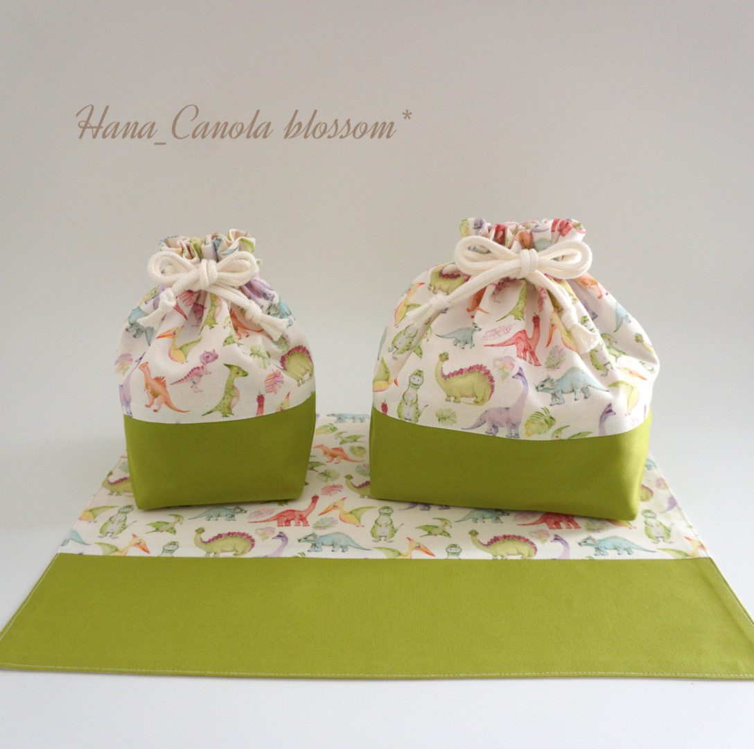 【°˖✧人気作品✧˖°】『  パステル恐竜 ～ライトグリーン～ 』 ＊ お弁当袋 コップ袋 ランチマット 3点セット