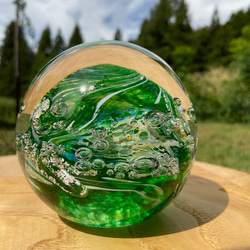 エメラルドグリーン　オバタ硝子工房　宙soraのペーパーウェイト 　ガラス　文具　文鎮　緑　翠 3枚目の画像