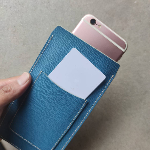 本革レザースマホスリーブ スマホケース 爽やかなターコイズブルー