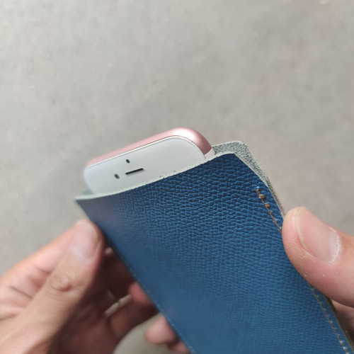 本革レザースマホスリーブ スマホケース 爽やかなターコイズブルー