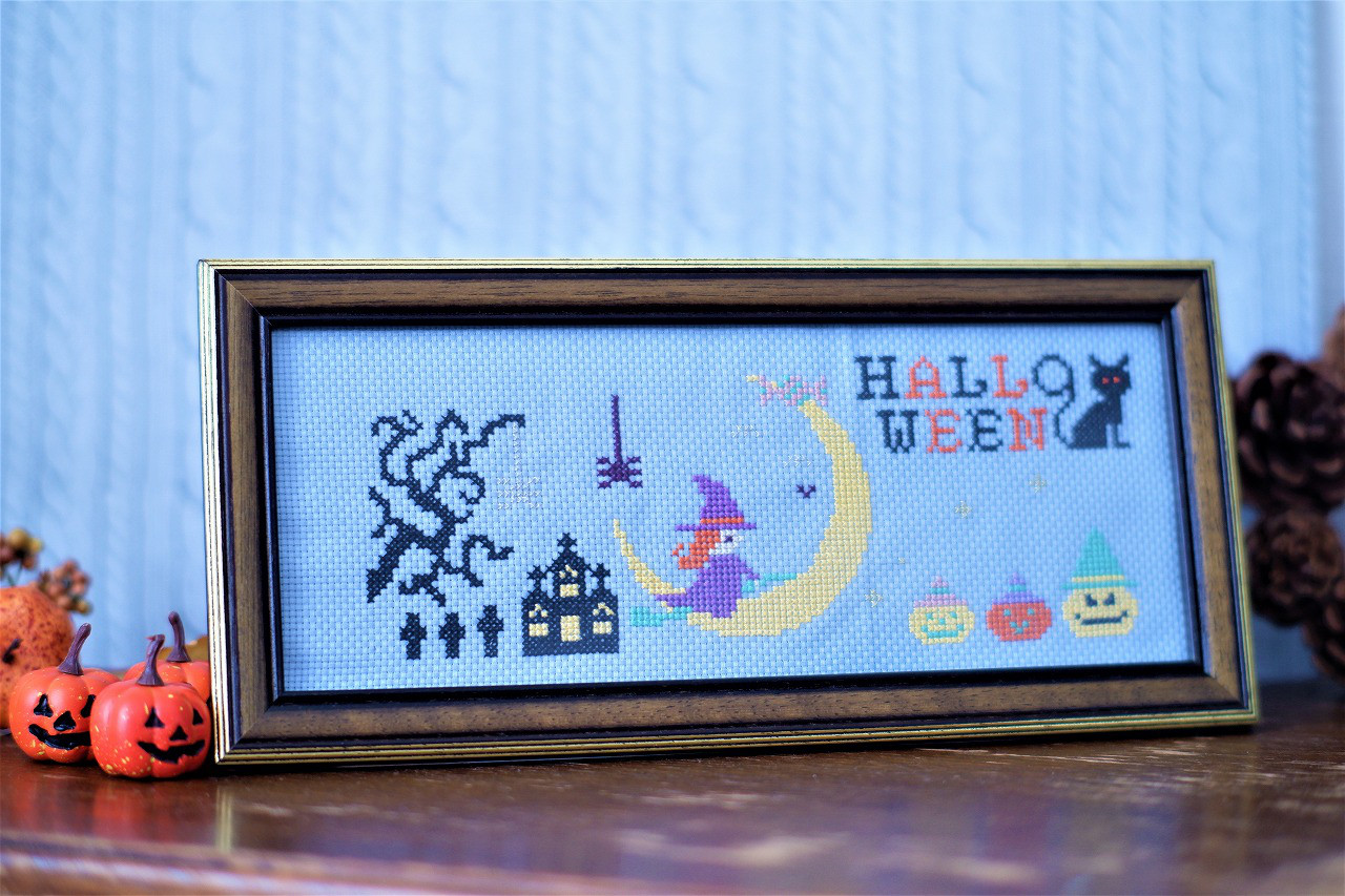 刺繍のインテリアフレーム　(額付き）ハロウィンの小さな魔女のクロスステッチ刺繍