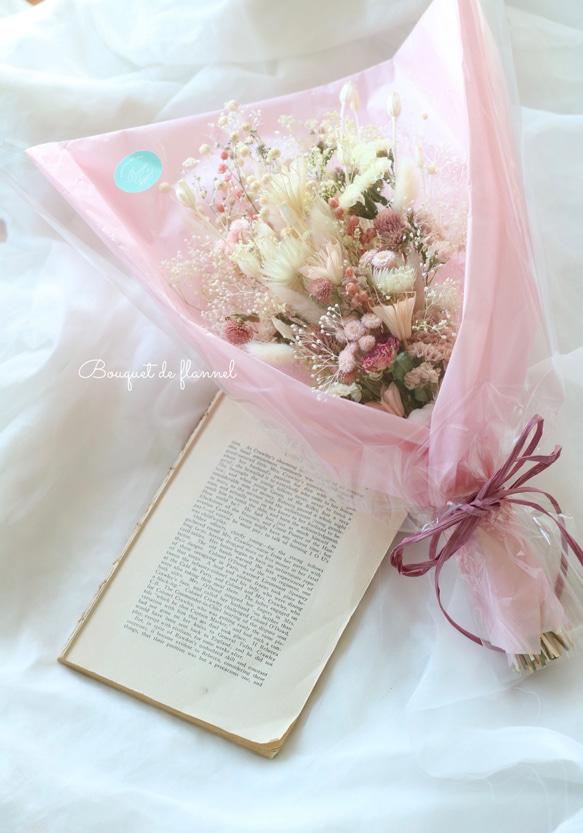 【ギフトに嬉しいメッセージ付】花束として渡せるドライフラワースワッグ〈くすみピンク〉記念日・結婚式・送別品・出産祝い 2枚目の画像