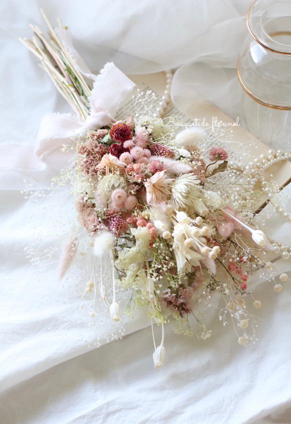 【ギフトに嬉しいメッセージ付】花束として渡せるドライフラワースワッグ〈くすみピンク〉記念日・結婚式・送別品・出産祝い 1枚目の画像