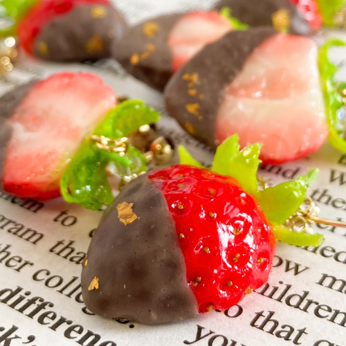 特集掲載】チョコがけいちごのピアス／イヤリング【秋冬限定 