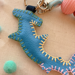 ハンマーヘッドシャーク シュモクザメ サメ 深海 魚 フェイクレザー ブルー キーリング キーホルダー 刺繍 2枚目の画像