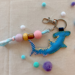 ハンマーヘッドシャーク シュモクザメ サメ 深海 魚 フェイクレザー ブルー キーリング キーホルダー 刺繍 4枚目の画像