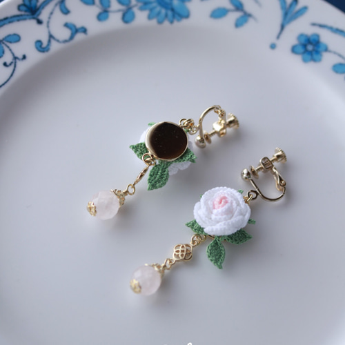 レース編み☆白い薔薇とローズクォーツのイヤリング（ピアス金具