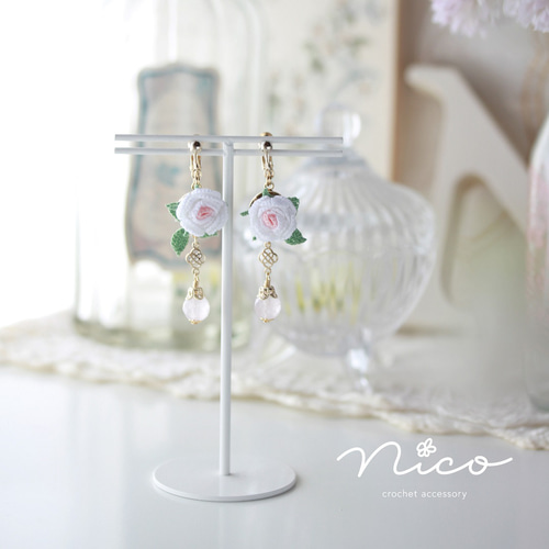 レース編み☆白い薔薇とローズクォーツのイヤリング（ピアス金具に交換