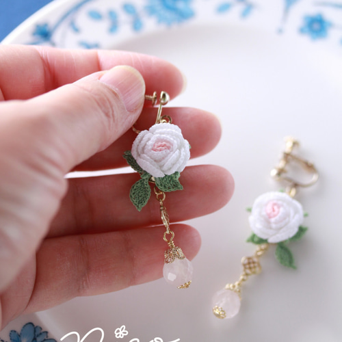 【新作】薔薇球体レジン　ホワイトレースピアス　イヤリング 新作】薔薇球体レジンホワイトレースピアスイヤリング