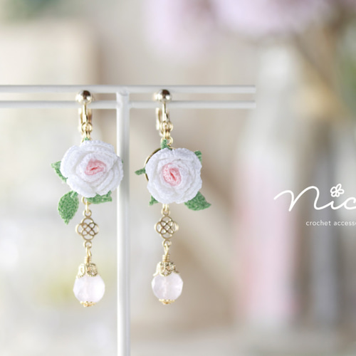 レース編み☆白い薔薇とローズクォーツのイヤリング（ピアス金具に交換