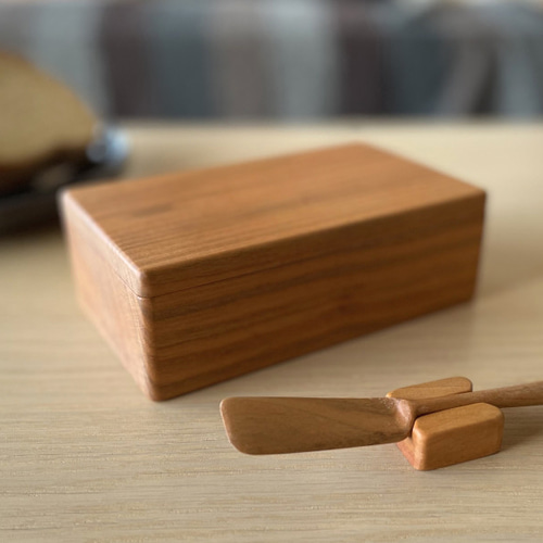 桜の木のバターケース 一枚物の無垢材 くり抜き 削り出し こだわりの