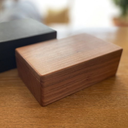 桜の木のバターケース 一枚物の無垢材 くり抜き 削り出し こだわりの